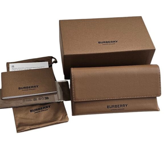 Burberry BE4410 square-frame sunglasses in black acetate - Picture 3 of 10